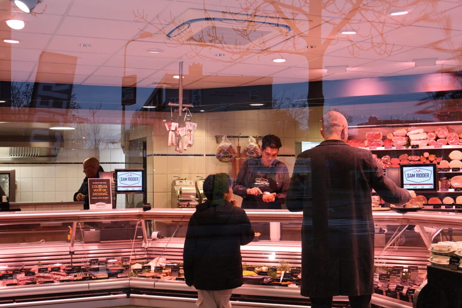 Twee mensen bestellen eten bij Slagerij Sam Ridder in Amstelveen