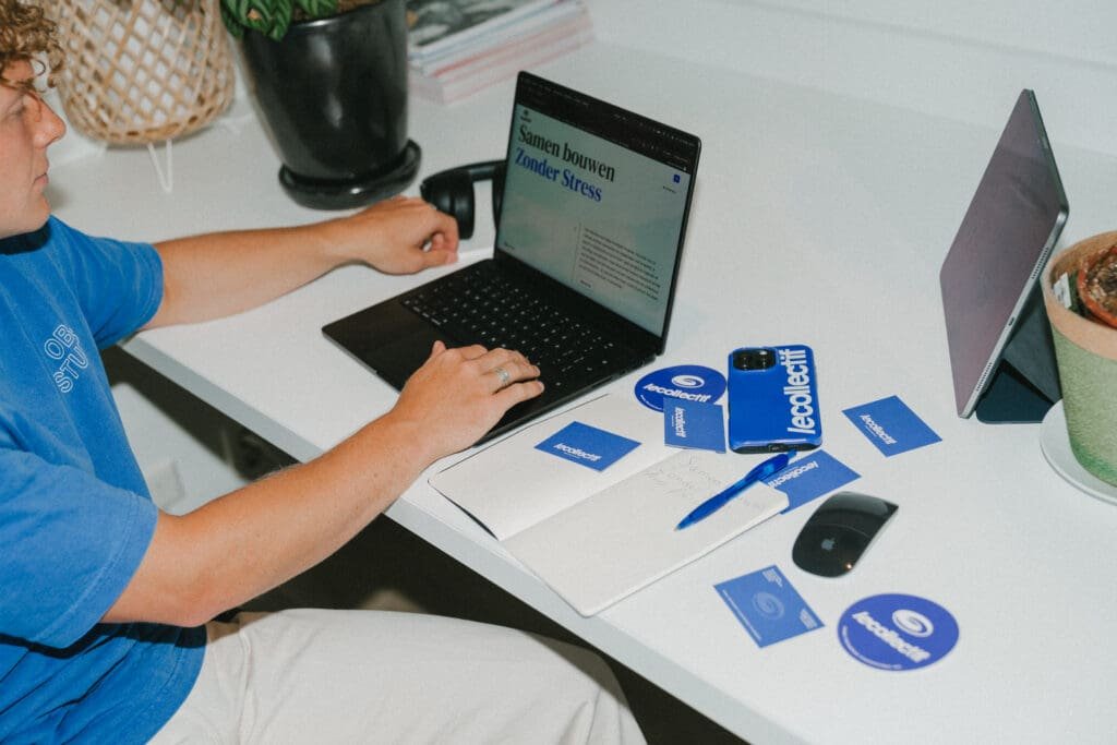 Simon werkt aan WordPress website aan bureau