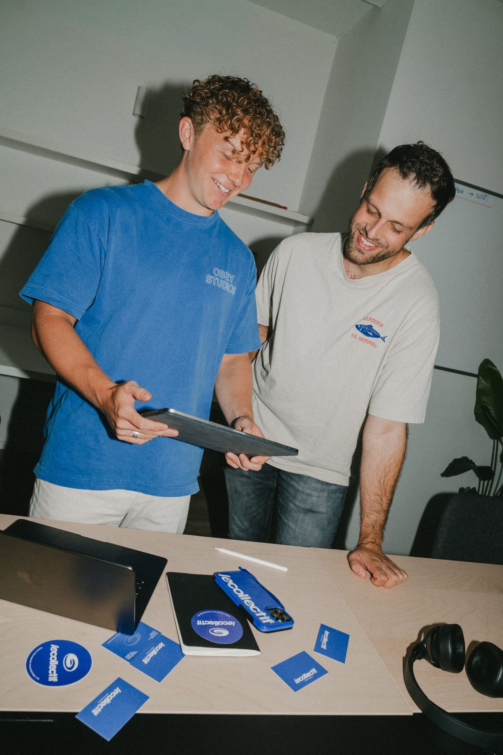 Simon eigenaar van le Collectif helpt klant met maken van website