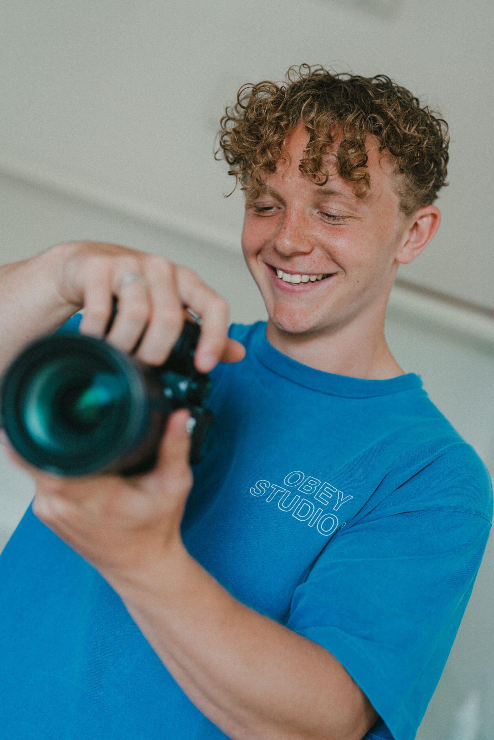 Simon van Rens van Le Collectif met een camera in Amsterdam