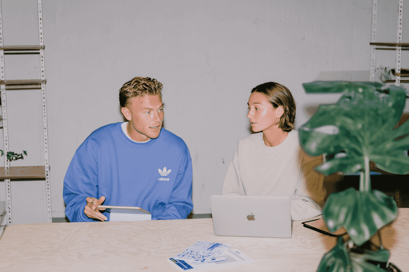 Twee mensen overleggen over advertenties.