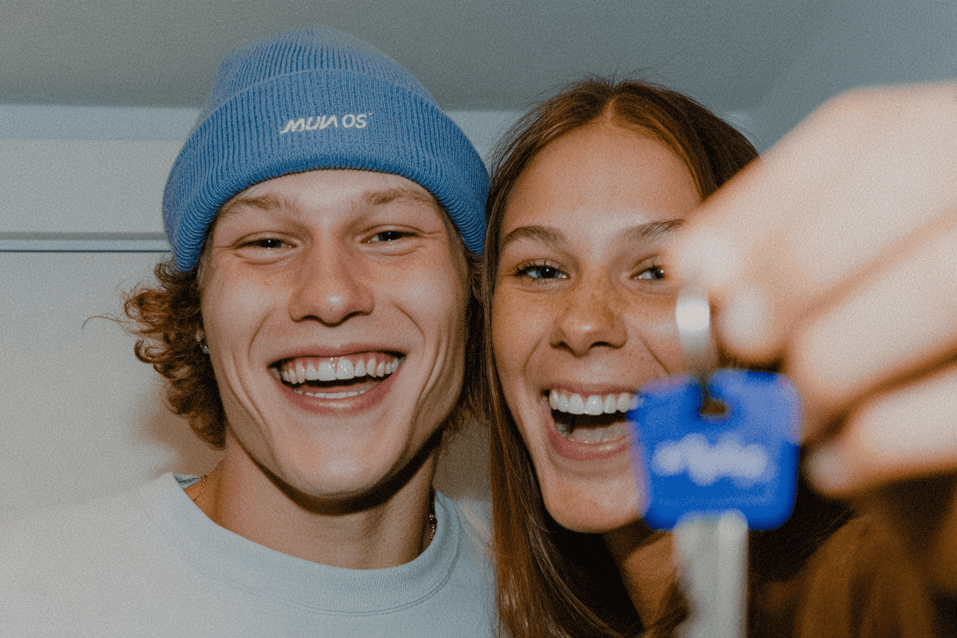 Koppel blij met sleutels van nieuwe woning door Covers Wonen.