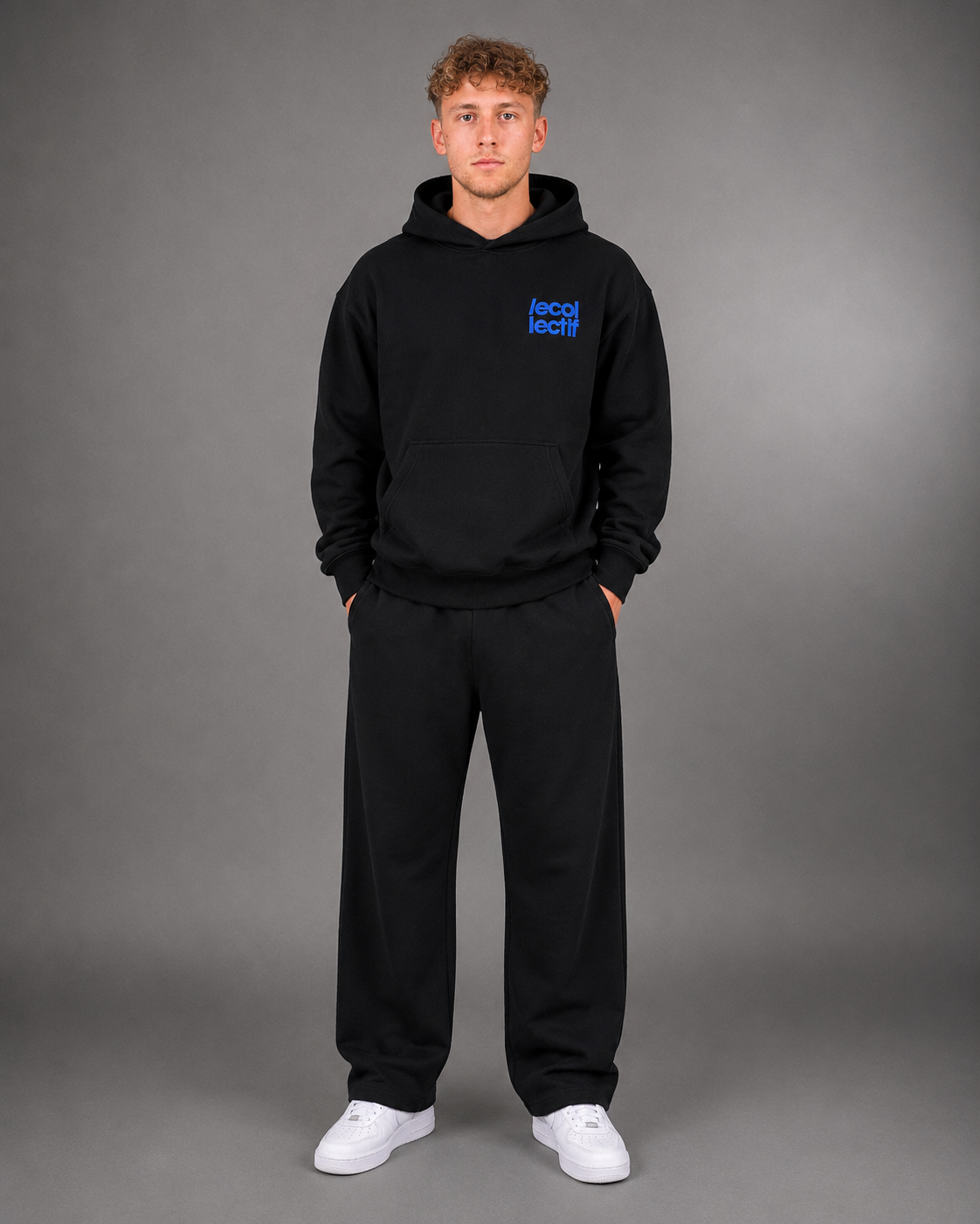 Model draagt de COLLECTIF hoodie in zwart met blauw