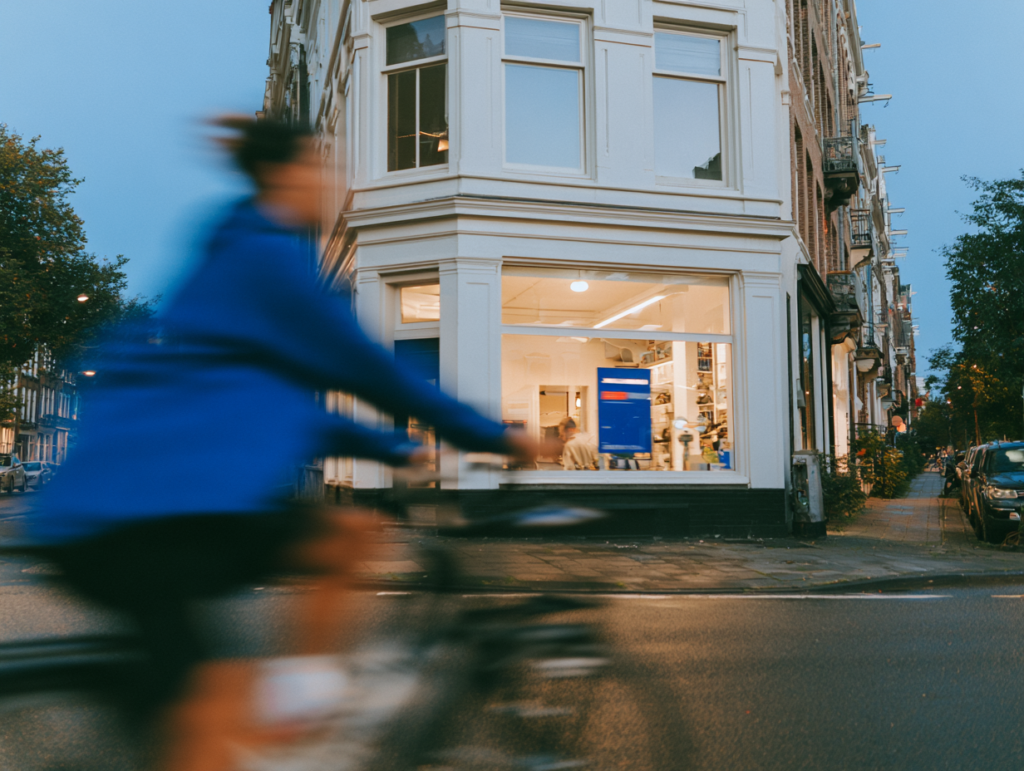 Kleine lokale, zelfstandige winkel in een Amsterdamse zijstraat in de avond.
