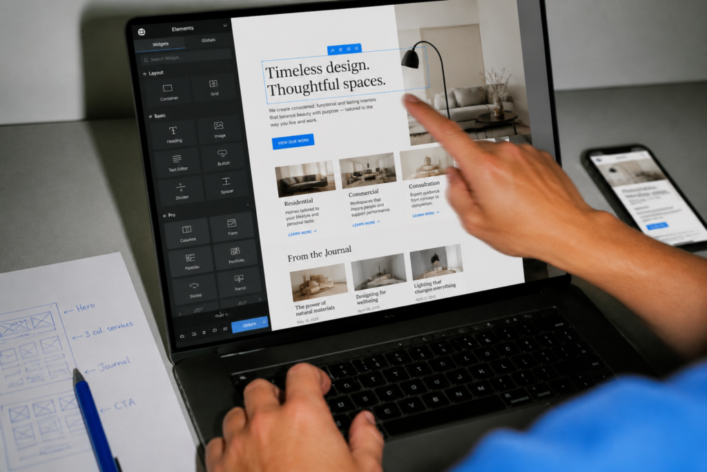 Iemand achter laptop wijst naar website gebouwd in WordPress