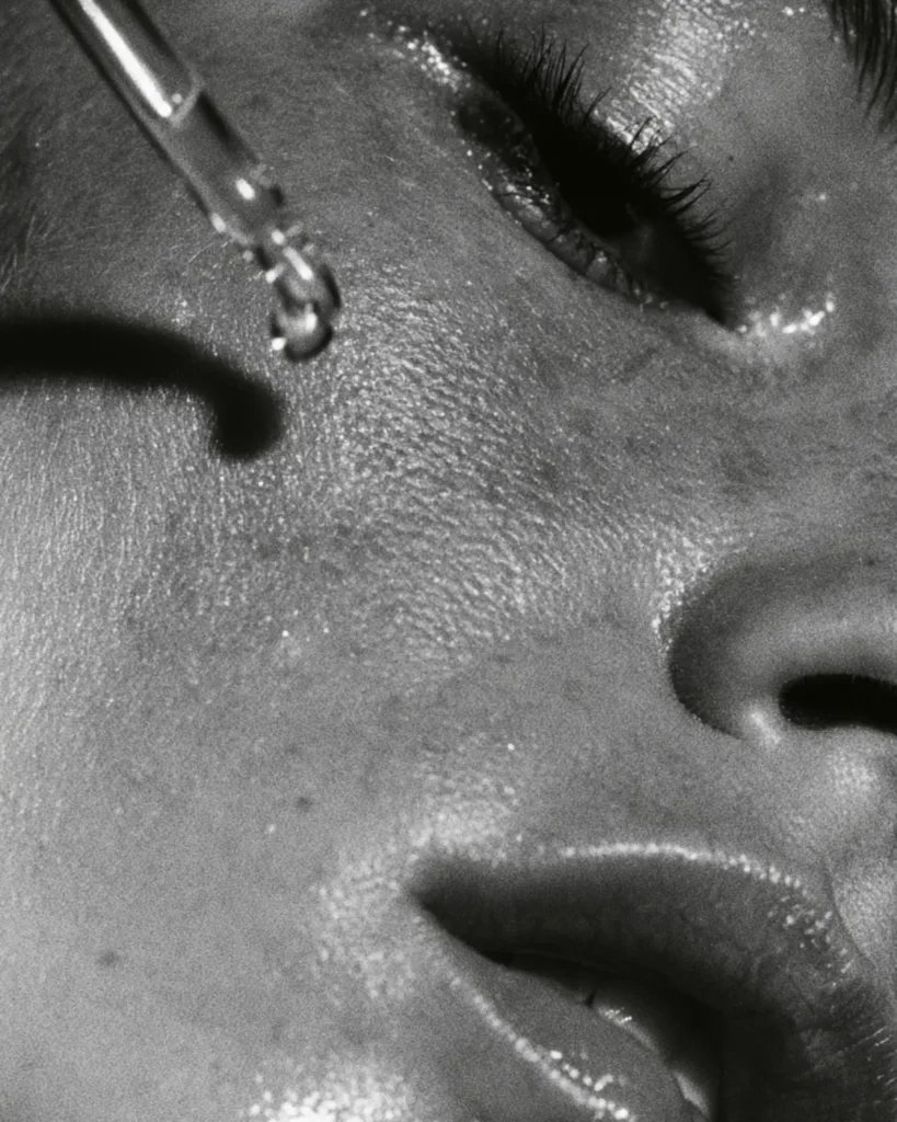 Vrouw doet Precription Skincare SPF drops op haar huid in de zon